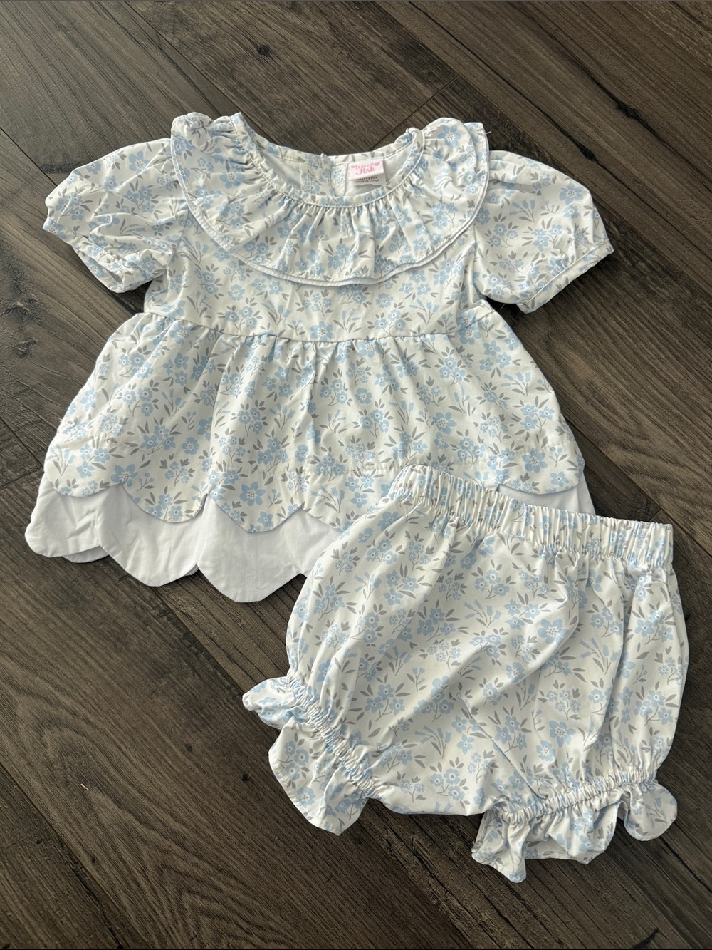 NEVER WORN Infant Floral Ruffle Top & Bloomers Set - Blue